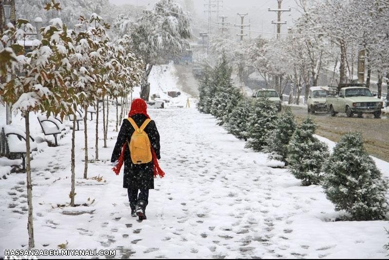 خواب سنگین روابط عمومی آموزش و پرورش میانه و کودکان معصوم در برف مانده