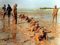 زنها همیشه دسته گلی آب داده اند     