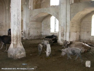 عکس مسجد جامع شهر آق دام آذربایجان که توسط اشغالگران ارمنی به طویله تبدیل شده است