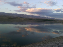 نمایی زیبا از انعکاس تصویر ابرها بر سد صومعه علیا . سوما