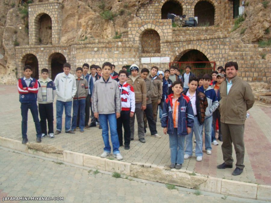 تصاویر دانش آموزان در سالتحصیلی 89-88 مدرسه راهنمایی پسرانه فرهنگ میانه (شهدای فرهنگی)