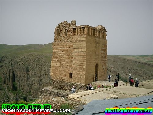 قلعه ضحاک با بیش از 3000 سال قدمت بر فراز کوه منفرد، از مکانهای مهم اقوام اشکانی (پارت) و ساسانی بود