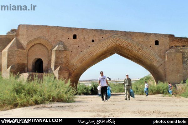 گزارش تصویری/با هدف پاکسازی اطراف پل دختر سومین برنامه گروه رفتگران طبیعت میانه برگزار شد