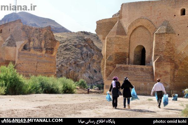 گزارش تصویری/با هدف پاکسازی اطراف پل دختر سومین برنامه گروه رفتگران طبیعت میانه برگزار شد