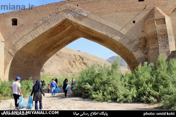 گزارش تصویری/با هدف پاکسازی اطراف پل دختر سومین برنامه گروه رفتگران طبیعت میانه برگزار شد