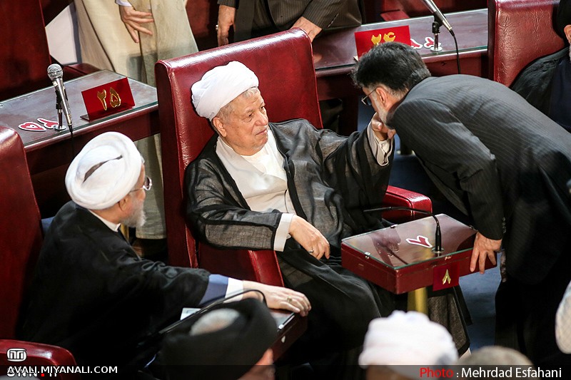  عکس/ تعجب روحانی از اقدام عجیب هاشمی در خبرگان 