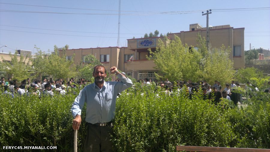 این هم یکی از زحمت کشان برای تحقق خواسته ی خویش(فرمانداری)