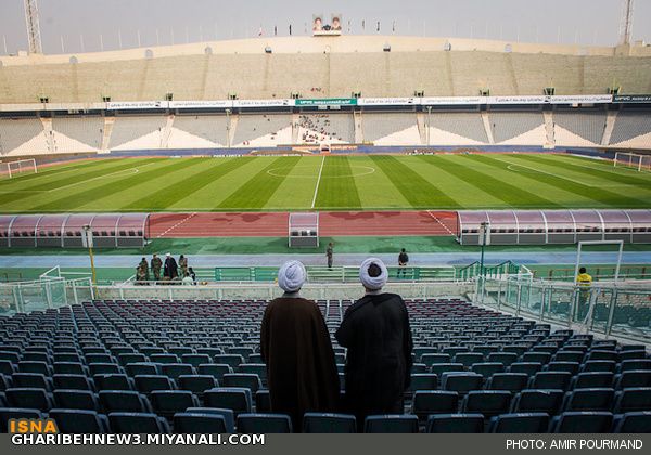 حضور مبلغان دینی در دیدار تیم های فوتبال پرسپولیس و تراکتورسازی 