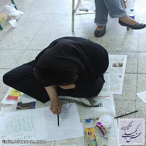 صندلی بهش نرسیده رو زمین نشسته. 100 در 100 قبوله