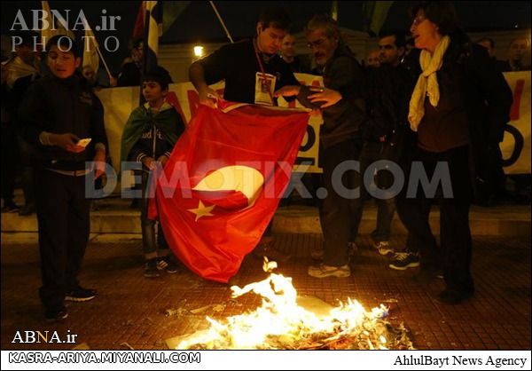 لیبیایی ها پرجم ترکیه و قطر را به اتش کشیدن