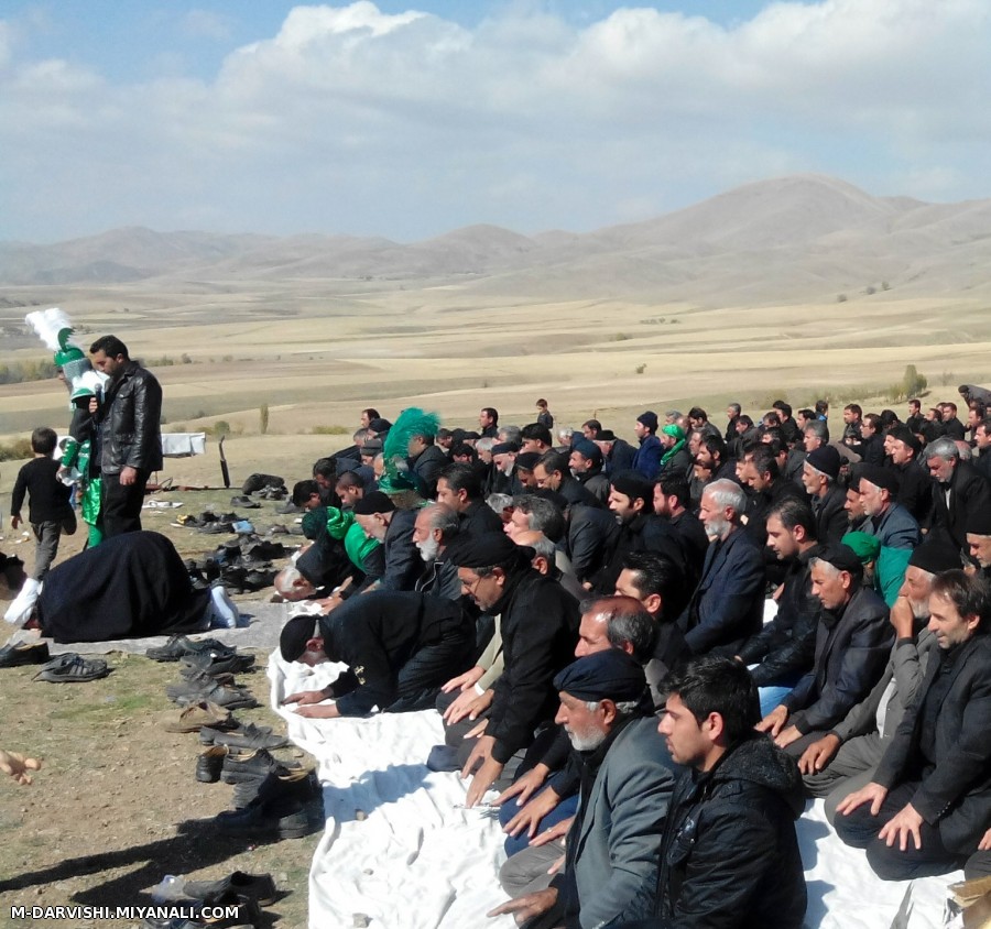 برگزاری نماز ظهر عاشورا در روستای ورزقان .میانه . به امامت حجت الاسلام والمسلمین حاج میرزا ولی ملایی