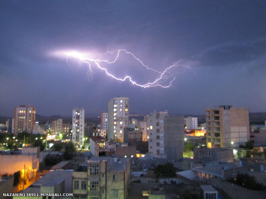 رعدوبرق در آسمان میانه