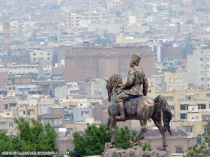 دو عظمت در یک نگاه ,اینجا تبریز وعکسی فوق العاده زیبا از ارک و سردارِ ارک.ستارخان.