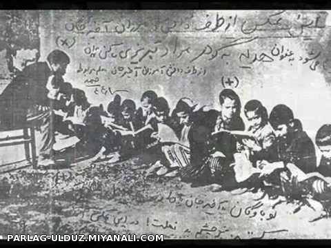 عکسی از صمد بهرنگی در کنار دانش آموزانش