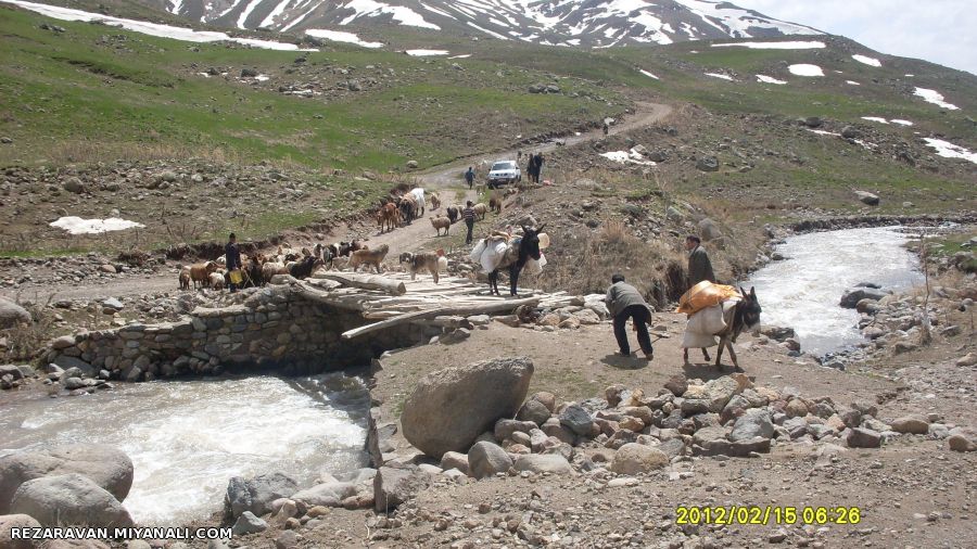 عبور از پل قدیمی چوبی ساخته شده توسط خیر عشایری