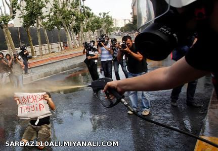 درگیری میان نیروهای پلیس و مخالفان تخریب پارک گزی که چند روزی است آغاز شده و همچنان با محکومیت مردم 