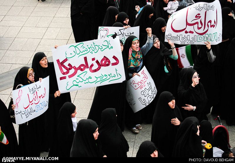 عصر ایران - در تجمع دلواپسان در مشهد، دو خانم که خود را دندانپزشک معرفی می کردند، این دست نوشته را ن