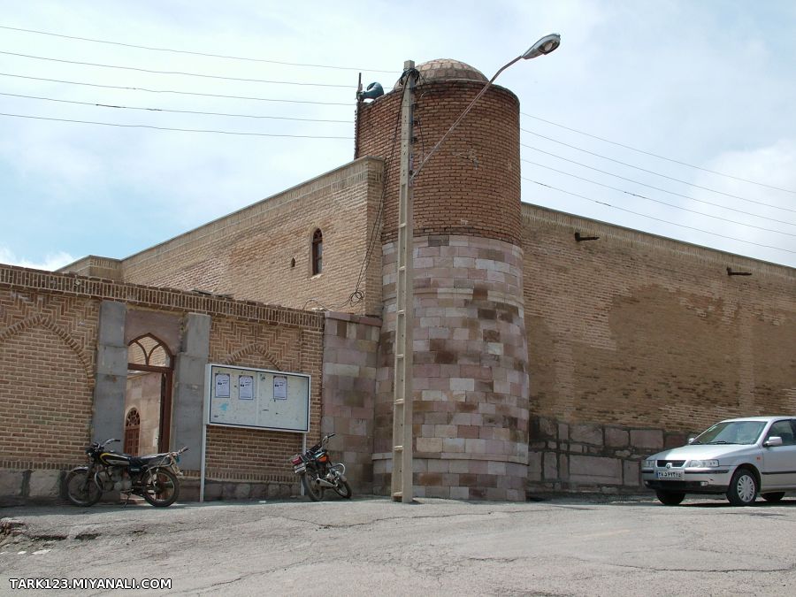 نمای بیرون مسجد سنگی