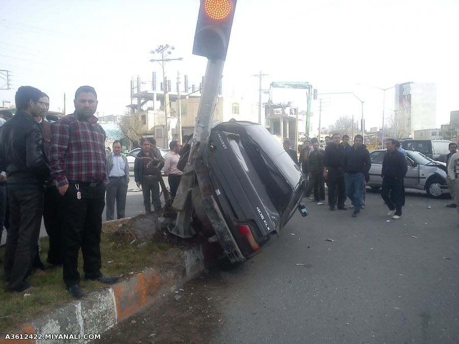 تصادف در تقاطع دانشکده علوم انسانی در روز جمعه 92/12/16