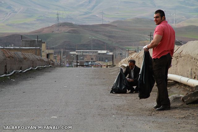 با همت و همدلی، حاشیه آلوده ی پل تاریخی 23 دهنه قرانقو میانه پاک شد