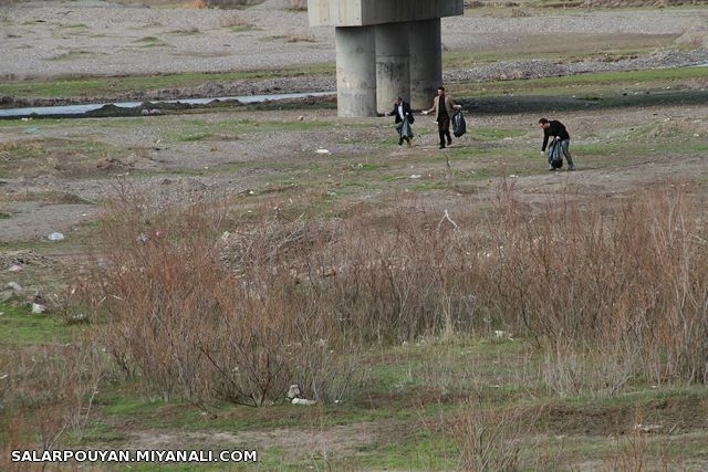 با همت و همدلی، حاشیه آلوده ی پل تاریخی 23 دهنه قرانقو میانه پاک شد