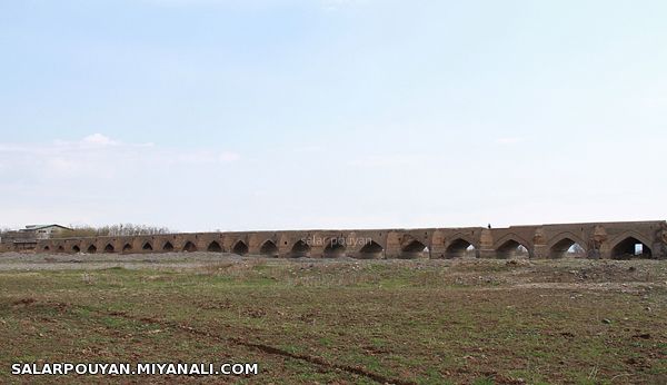 با همت و همدلی، حاشیه آلوده ی پل تاریخی 23 دهنه قرانقو میانه پاک شد