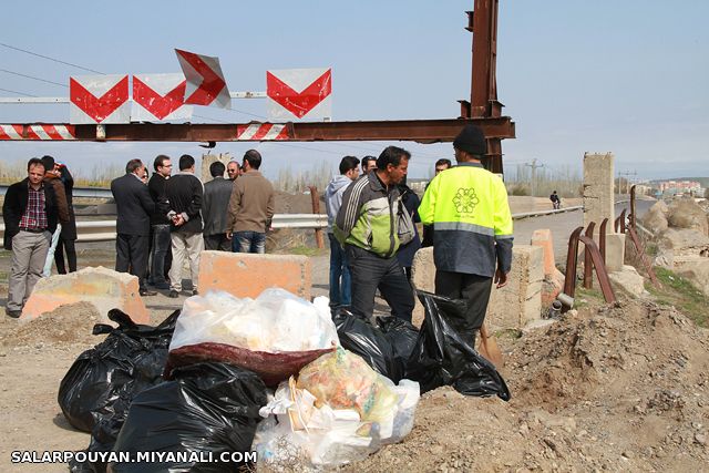 با همت و همدلی، حاشیه آلوده ی پل تاریخی 23 دهنه قرانقو میانه پاک شد